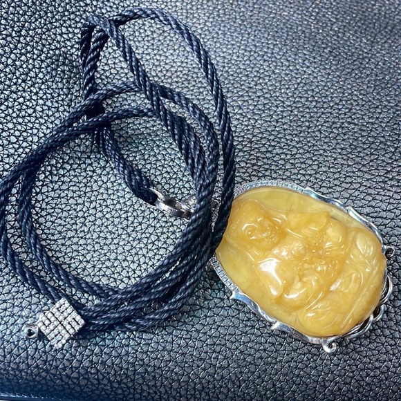 1000 year old amber amulet - Picture 1 of 3